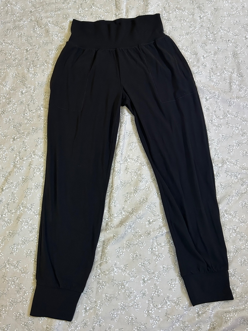 Athleta Black Salutation Jogger in Powervita - Size Small